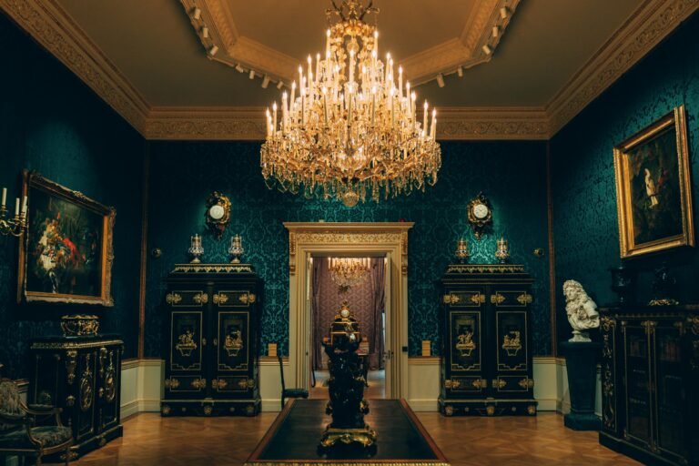 Luxurious vintage room featuring an ornate chandelier and classic furnishings in a Barcelona palace.