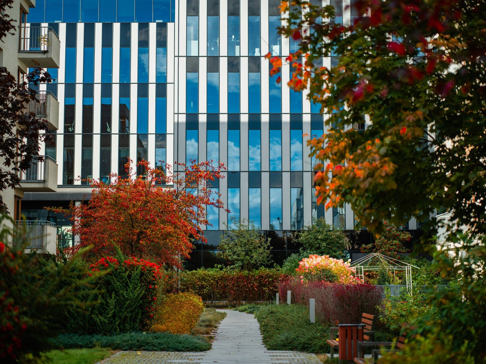 Modern biophilic event space in Barcelona 2026 featuring sustainable architecture and corporate networking.